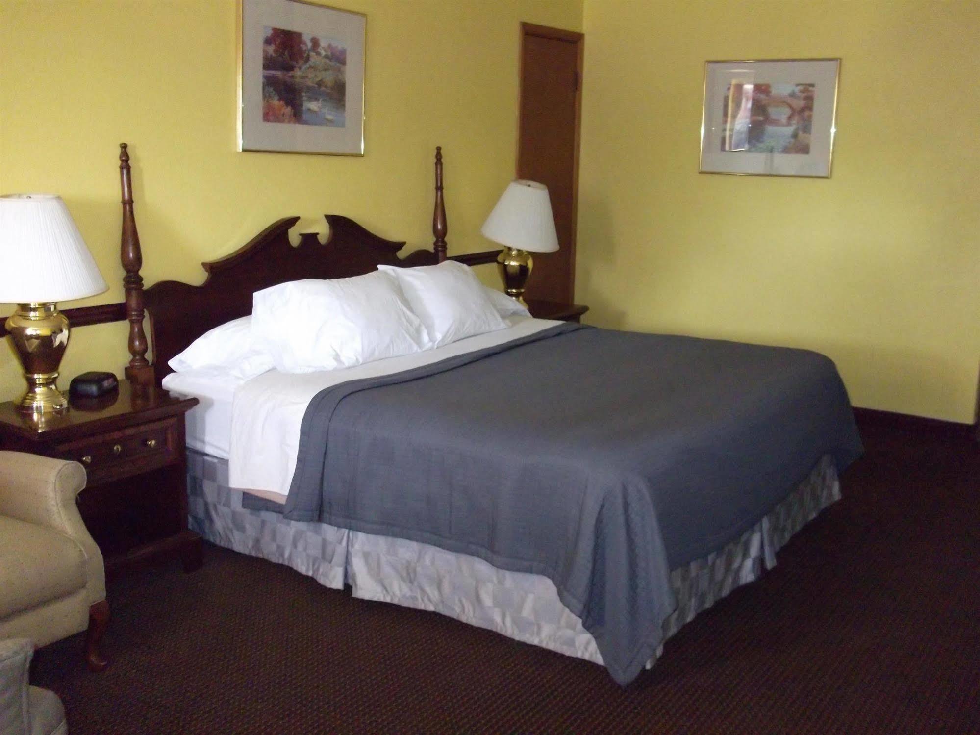 Townsman Inn Larned Bagian luar foto