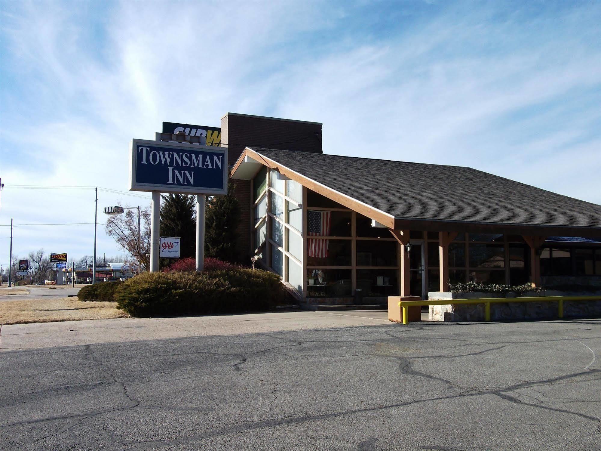 Townsman Inn Larned Bagian luar foto