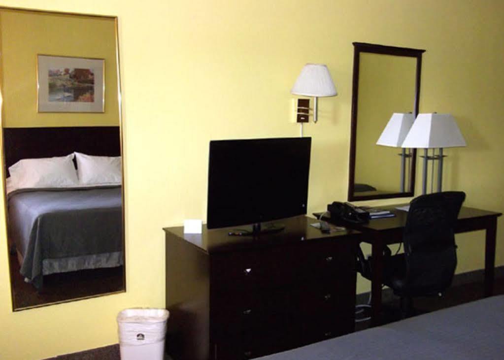 Townsman Inn Larned Bagian luar foto