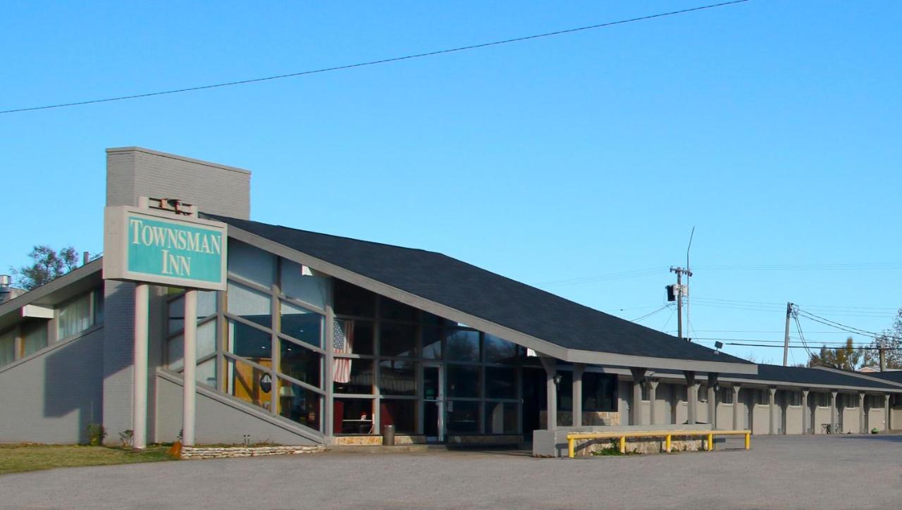Townsman Inn Larned Bagian luar foto