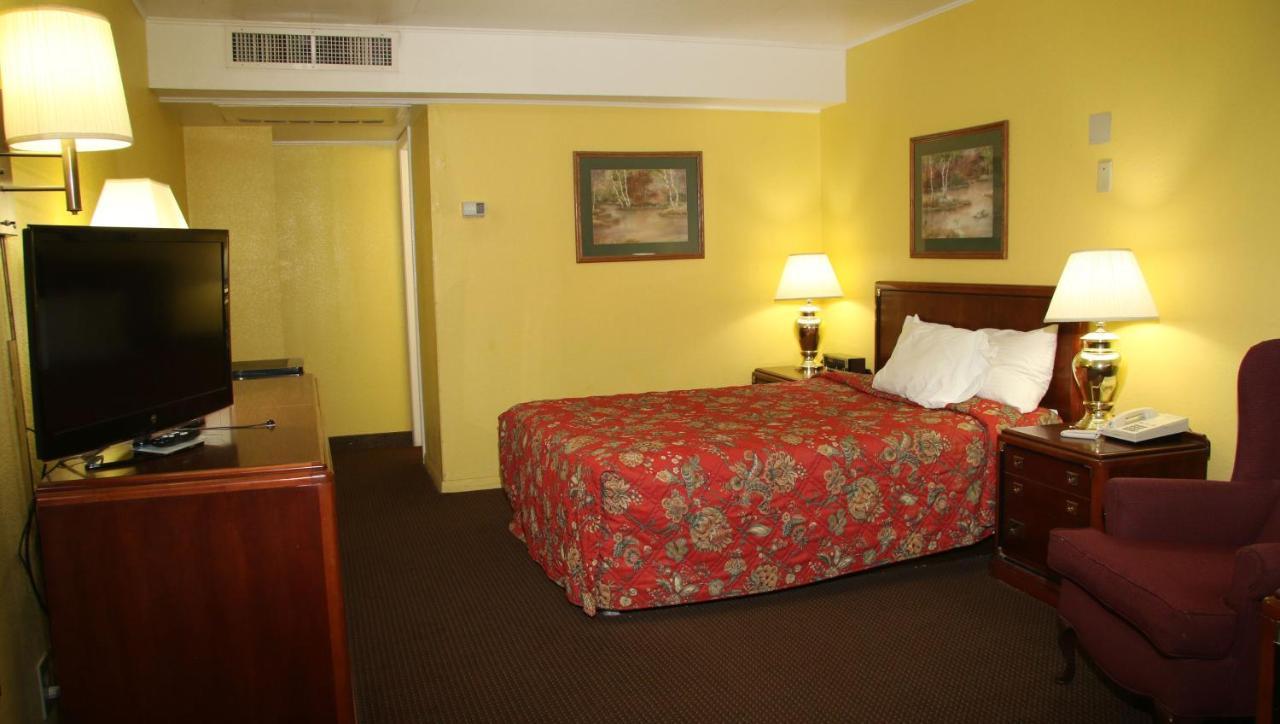 Townsman Inn Larned Bagian luar foto