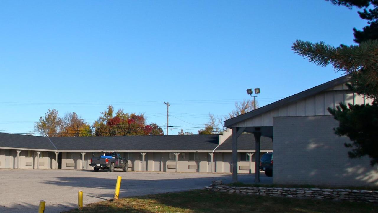 Townsman Inn Larned Bagian luar foto
