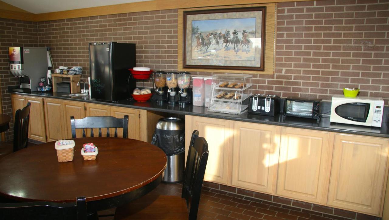 Townsman Inn Larned Bagian luar foto